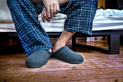 edema slippers mens	